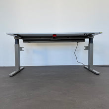 Laden Sie das Bild in den Galerie-Viewer, Lista Office Extend Sitz-Steh Schreibtisch elektrisch höhenverstellbar von 650 -1270 mm - 1600x800mm - Spanplatte Lichtgrau
