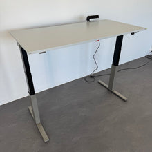Laden Sie das Bild in den Galerie-Viewer, Lista Office Extend Sitz-Steh Schreibtisch elektrisch höhenverstellbar von 650 -1270 mm - 1600x800mm - Spanplatte Lichtgrau