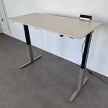 Laden Sie das Bild in den Galerie-Viewer, Lista Office Extend Sitz-Steh Schreibtisch elektrisch höhenverstellbar von 650 -1270 mm - 1600x800mm - Spanplatte Lichtgrau