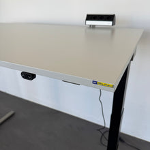 Laden Sie das Bild in den Galerie-Viewer, Lista Office Extend Sitz-Steh Schreibtisch elektrisch höhenverstellbar von 650 -1270 mm - 1600x800mm - Spanplatte Lichtgrau