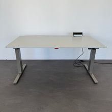 Laden Sie das Bild in den Galerie-Viewer, Lista Office Extend Sitz-Steh Schreibtisch elektrisch höhenverstellbar von 650 -1270 mm - 1600x800mm - Spanplatte Lichtgrau