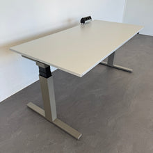 Laden Sie das Bild in den Galerie-Viewer, Lista Office Extend Sitz-Steh Schreibtisch elektrisch höhenverstellbar von 650 -1270 mm - 1600x800mm - Spanplatte Lichtgrau