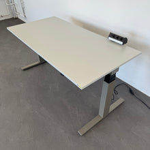 Laden Sie das Bild in den Galerie-Viewer, Lista Office Extend Sitz-Steh Schreibtisch elektrisch höhenverstellbar von 650 -1270 mm - 1600x800mm - Spanplatte Lichtgrau
