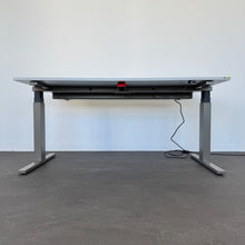Laden Sie das Bild in den Galerie-Viewer, Lista Office Extend Sitz-Steh Schreibtisch elektrisch höhenverstellbar von 650 -1270 mm - 1600x800mm - Spanplatte Lichtgrau
