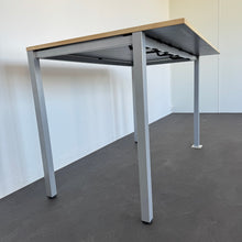 Laden Sie das Bild in den Galerie-Viewer, Steelcase Quba Stehtisch fixe Höhe von 1028mm - 1600x1000mm - Spanplatte Ahornfurnier