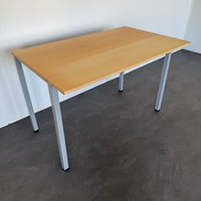 Laden Sie das Bild in den Galerie-Viewer, Steelcase Quba Stehtisch fixe Höhe von 1040mm - 1600x1000mm - Spanplatte Ahornfurnier