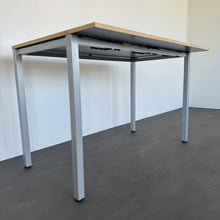Laden Sie das Bild in den Galerie-Viewer, Steelcase Quba Stehtisch fixe Höhe von 1040mm - 1600x1000mm - Spanplatte Ahornfurnier
