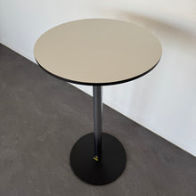 Laden Sie das Bild in den Galerie-Viewer, Top Design Classic Bistrostehtisch fixe Höhe von 1100 - 600mm Durchmesser - HPL Platte Weiss