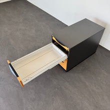 Laden Sie das Bild in den Galerie-Viewer, Elan Euroffice Unterstell-Korpus mit 4 Schubladen mit Schlüssel - Spanplatte Buche Schwarz gebeizt