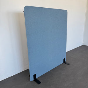 Buzzi.Space BuzziTripl Free Akustiktrennwand Recycelter Polyester Hellblau