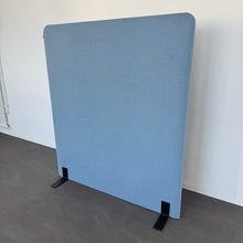 Laden Sie das Bild in den Galerie-Viewer, Buzzi.Space BuzziTripl Free Akustiktrennwand Recycelter Polyester Hellblau