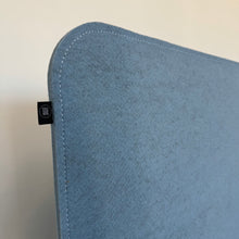 Laden Sie das Bild in den Galerie-Viewer, Buzzi.Space BuzziTripl Free Akustiktrennwand Recycelter Polyester Hellblau
