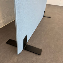 Laden Sie das Bild in den Galerie-Viewer, Buzzi.Space BuzziTripl Free Akustiktrennwand Recycelter Polyester Hellblau