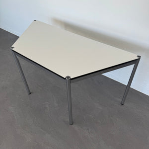 USM-Haller Classic Trapez Sitzungstisch fixe Höhe von 740mm - 1500x650mm Spanplatte Weiss
