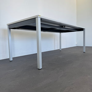 Embru eQ Vierbeintisch mechanisch höhenverstellbar von 750mm - 2000x900mm Spanplatte Grau