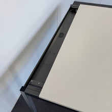 Laden Sie das Bild in den Galerie-Viewer, Embru eQ Vierbeintisch mechanisch höhenverstellbar von 750mm - 2000x900mm Spanplatte Grau