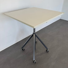 Laden Sie das Bild in den Galerie-Viewer, Embru eQ Airdesk mechanisch höhenverstellbar von 750mm - 2000x900mm Spanplatte Grau