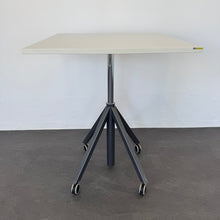 Laden Sie das Bild in den Galerie-Viewer, Embru eQ Airdesk mechanisch höhenverstellbar von 750mm - 2000x900mm Spanplatte Grau