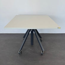 Laden Sie das Bild in den Galerie-Viewer, Embru eQ Airdesk mechanisch höhenverstellbar von 750mm - 2000x900mm Spanplatte Grau