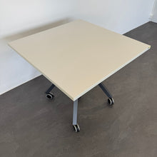 Laden Sie das Bild in den Galerie-Viewer, Embru eQ Airdesk mechanisch höhenverstellbar von 750mm - 2000x900mm Spanplatte Grau
