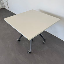 Laden Sie das Bild in den Galerie-Viewer, Embru eQ Airdesk mechanisch höhenverstellbar von 750mm - 2000x900mm Spanplatte Grau