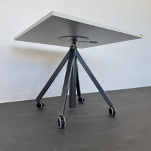 Laden Sie das Bild in den Galerie-Viewer, Embru eQ Airdesk mechanisch höhenverstellbar von 750mm - 2000x900mm Spanplatte Grau