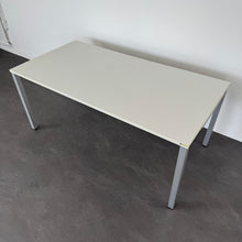 Laden Sie das Bild in den Galerie-Viewer, Embru eQ Vierbeintisch mechanisch höhenverstellbar von 750mm - 1800x900mm Spanplatte Grau