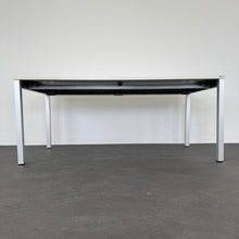 Laden Sie das Bild in den Galerie-Viewer, Embru eQ Vierbeintisch mechanisch höhenverstellbar von 750mm - 1800x900mm Spanplatte Grau