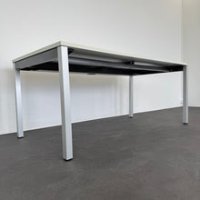 Laden Sie das Bild in den Galerie-Viewer, Embru eQ Vierbeintisch mechanisch höhenverstellbar von 750mm - 1800x900mm Spanplatte Grau
