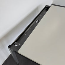 Laden Sie das Bild in den Galerie-Viewer, Embru eQ Vierbeintisch mechanisch höhenverstellbar von 750mm - 1800x900mm Spanplatte Grau
