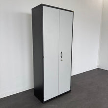 Laden Sie das Bild in den Galerie-Viewer, Elan Euroffice Flügeltür-Aktenschrank für 5 Ordner-Reihen 800mm breit - mit Schlüssel Spanplatte Anthrazit