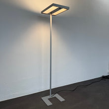 Laden Sie das Bild in den Galerie-Viewer, Alteme EcoP K Prisma Indirekt-/Direktleuchte Dimmbar - mit Sensor - 4 x 28 Watt Metall Silbergrau
