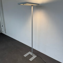 Laden Sie das Bild in den Galerie-Viewer, Alteme EcoP K Prisma Indirekt-/Direktleuchte Dimmbar - mit Sensor - 4 x 28 Watt Metall Silbergrau