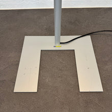 Laden Sie das Bild in den Galerie-Viewer, Alteme EcoP K Prisma Indirekt-/Direktleuchte Dimmbar - mit Sensor - 4 x 28 Watt Metall Silbergrau