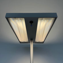 Laden Sie das Bild in den Galerie-Viewer, Alteme EcoP K Prisma Indirekt-/Direktleuchte Dimmbar - mit Sensor - 4 x 28 Watt Metall Silbergrau