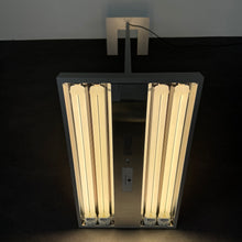 Laden Sie das Bild in den Galerie-Viewer, Alteme EcoP K Prisma Indirekt-/Direktleuchte Dimmbar - mit Sensor - 4 x 28 Watt Metall Silbergrau