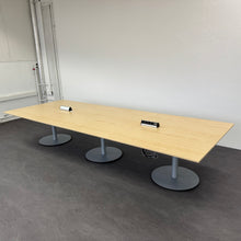 Laden Sie das Bild in den Galerie-Viewer, König + Neurath Meet Sitzungstisch mechanisch höhenverstellbar von 735mm - 4000x1500mm Spanplatte Ahorndekor