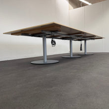 Laden Sie das Bild in den Galerie-Viewer, König + Neurath Meet Sitzungstisch mechanisch höhenverstellbar von 735mm - 4000x1500mm Spanplatte Ahorndekor