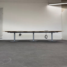 Laden Sie das Bild in den Galerie-Viewer, König + Neurath Meet Sitzungstisch mechanisch höhenverstellbar von 735mm - 4000x1500mm Spanplatte Ahorndekor
