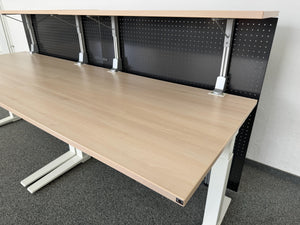 König + Neurath TALO.S Schreibtisch mit Theke mechanisch höhenverstellbar von 650-850mm - 2400x860mm - Spanplatte Akazie