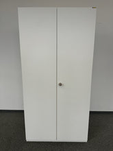 Laden Sie das Bild in den Galerie-Viewer, Zemp Classic Flügeltürschrank für 5 Ordner-Reihen 1000mm breit - mit Schlüssel - Spanplatte - Weiss