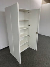 Laden Sie das Bild in den Galerie-Viewer, Zemp Classic Flügeltürschrank für 5 Ordner-Reihen 1000mm breit - mit Schlüssel - Spanplatte - Weiss