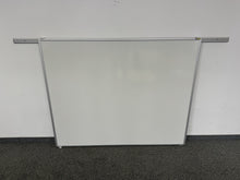 Laden Sie das Bild in den Galerie-Viewer, O+C Whiteboard mit Wandschiene 1500x1200mm - Metall Weiss