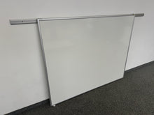 Laden Sie das Bild in den Galerie-Viewer, O+C Whiteboard mit Wandschiene 1500x1200mm - Metall Weiss