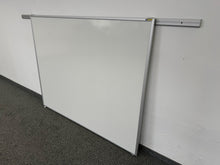 Laden Sie das Bild in den Galerie-Viewer, O+C Whiteboard mit Wandschiene 1500x1200mm - Metall Weiss