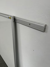 Laden Sie das Bild in den Galerie-Viewer, O+C Whiteboard mit Wandschiene 1500x1200mm - Metall Weiss