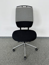 Laden Sie das Bild in den Galerie-Viewer, Vitra Oson Chair Bürodrehstuhl ohne Armlehnen - Stoff - Grau gemustert/Schwarz