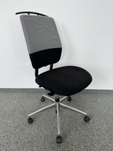 Laden Sie das Bild in den Galerie-Viewer, Vitra Oson Chair Bürodrehstuhl ohne Armlehnen - Stoff - Grau gemustert/Schwarz