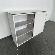 Laden Sie das Bild in den Galerie-Viewer, Lista Office Storage Empfangs-Theken Schiebetür-Aktenschrank für 3 Ordner-Reihen 1600mm breit - ohne Schlüssel - Metall Weiss