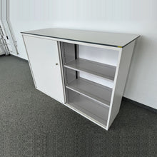 Laden Sie das Bild in den Galerie-Viewer, Lista Office Storage Empfangs-Theken Schiebetür-Aktenschrank für 3 Ordner-Reihen 1600mm breit - ohne Schlüssel - Metall Weiss